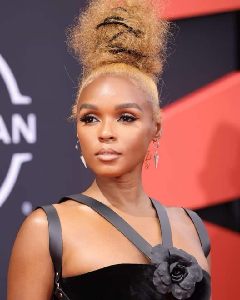 20 Talented Queer / Lesbian Singers